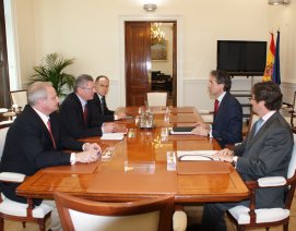 Primeros minutos de la reunión entre los respresntantes de la FEMP, a la derecha, y los del Ministerio de Justicia.